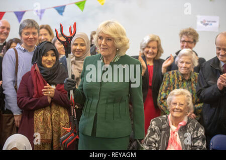 Die Herzogin von Cornwall war begabt ein paar Wurf Picker mit den Fürsten Namen auf, sie bei ihrem Besuch in Caxton Hall Community Center, wo sie Mitglieder des Malmesbury Residents Association in einem Abfall met eingraviert. Stockfoto