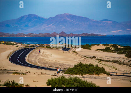 Die Straße durch den Naturpark von Corralejo auf Fuerteventura, Kanarische Inseln Stockfoto