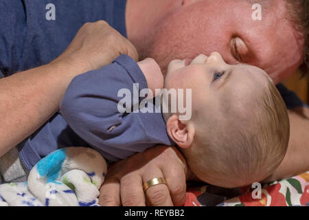 Denver, Colorado - Adam Hjermstad Sr. Küsse seine vier Monate alten Sohn, Hendrix. Stockfoto