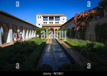 Patio de la Acequia, der Palacio de Generalife, La Alhambra, Granada, Spanien Stockfoto