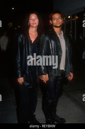 SANTA MONICA, CA - 20. Oktober: Schauspielerin Angela Alvarado und Sänger Robby Rosa besuchen Sony 'Zwanzig Dollars" Premiere am 20. Oktober 1993 an den Mann Kriterium Theatre in Santa Monica, Kalifornien. Foto von Barry King/Alamy Stock Foto Stockfoto