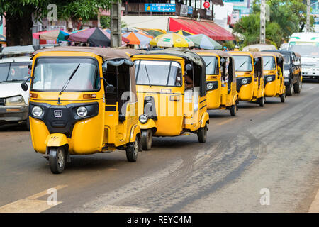 Nosy Be Madagaskar - 17 Januar, 2019: Leitung des Gelbs Tuk-Tuks in einer Reihe, ein Taxi motorisierten Dreirad in Nosy Be Madagaskar. Stockfoto