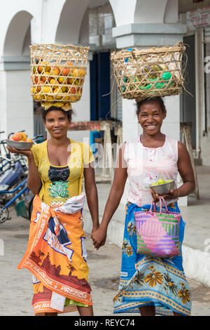 Toliara, Madagaskar - Januar 10th, 2019: Zwei lokale madagassische Frau mit Korb auf dem Kopf Verkauf von Obst in den Straßen auf dem Markt von Toliara, Stockfoto