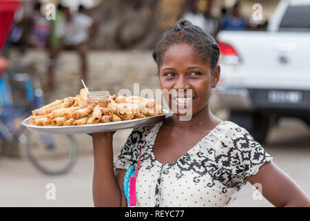 Toliara, Madagaskar - Januar 10th, 2019: Eine lokale madagassische Frau Verkauf von Nem-frühlingsrollen in den Straßen auf dem Markt von Toliara, Madagaskar. Stockfoto