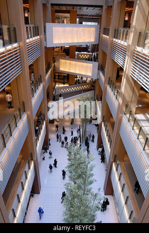 Besucher machen sich auf den Weg rund um den Tokyo Midtown Einkaufs- und Bürokomplex, der in Tokio am Freitag, den 30. März 2007. Fotograf: Robert Gi Stockfoto