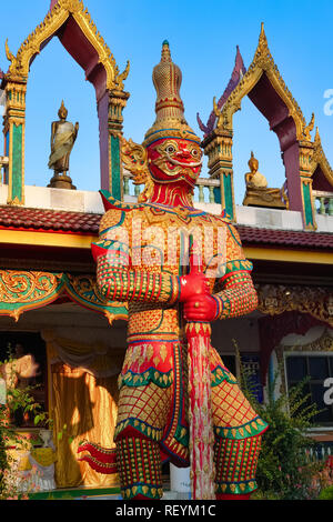 Ein Yak oder Dämon Abbildung die Bewachung der liegende Buddha von Wat Sri Sunthorn (Soonthorn) in Thalang, Phuket, Thailand, gebadet im Morgenlicht Stockfoto