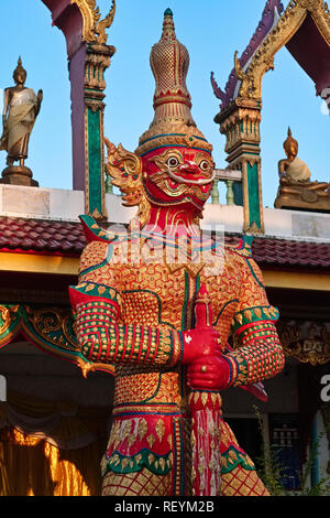 Ein Yak oder Dämon Abbildung die Bewachung der liegende Buddha von Wat Sri Sunthorn (Soonthorn) in Thalang, Phuket, Thailand, gebadet im Morgenlicht Stockfoto