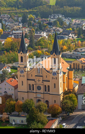 Blick auf die Pfarrkirche in Bruneck, Südtirol Stockfoto