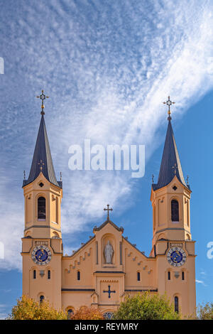 Fassade und Türme der Pfarrkirche in Bruneck, Südtirol Stockfoto