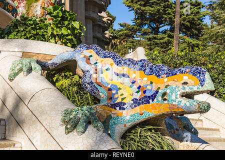 Barcelona: Barcelona - Dezember 2018 - Dezember 2018: bunte Mosaik Salamander, im Volksmund bekannt als El Drac (der Drache) im Park Güell Stockfoto