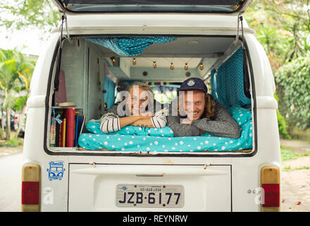 Porträt eines reisenden Paar in einem VW-Campingbus. Van leben, Reisen Lifestyle (horizontale Portrait, redaktionelle Nutzung). Medellín, Kolumbien. Sep 2018 Stockfoto