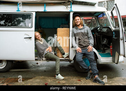 Volkswagen Wohnmobil mit einem glücklichen Europäische reisende Paare. Reisen Lifestyle (Umwelt Porträt, redaktionelle Nutzung). Medellín, Kolumbien. Sep 2018 Stockfoto