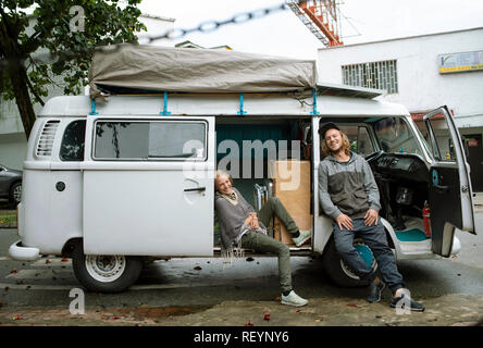 Volkswagen Wohnmobil mit einem Jungen Europäischen reisen Paar. Reisen Lifestyle (Umwelt Porträt, redaktionelle Nutzung). Medellín, Kolumbien. Sep 2018 Stockfoto