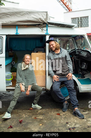 Vertikale VW Wohnmobil mit einem Jungen Europäischen reisen Paar. Reisen Lifestyle (Umwelt Porträt, redaktionelle Nutzung). Medellín, Kolumbien. Sep 2018 Stockfoto