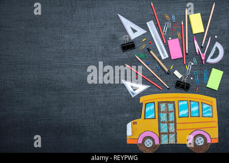 Zurück zu Schule Konzept. School Bus aus Papier, auf einer Tafel. Die Vorlage ist auf der Oberseite. Großer Erfolg muss mit dem Lernen beginnen. Stockfoto