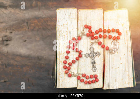 Jesus Christus Kreuz. Ostern, Auferstehung Konzept. Nahaufnahme von Aluminium Christian Halskette auf Heilige Bibel. Stockfoto
