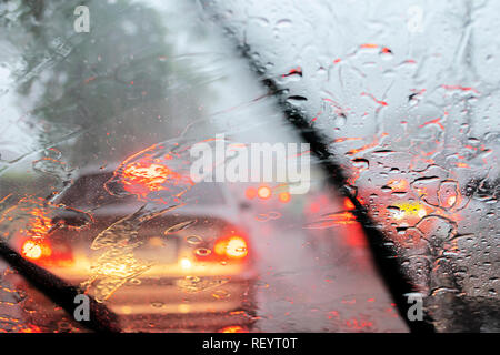 Heavy Rain, Sichtbarkeit ist schwierig. Schalten Sie den Heckscheibenwischer, um das Problem zu lösen. Damit können Sie die Front. Das Problem ist sehr Stau. Stockfoto