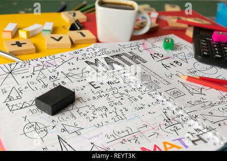 Mathematik Mathematik Algebra Analysis Zahlen Konzept. Schulbedarf in Mathe Klasse, Geometrie oder der Wissenschaft verwendet. Mathematik Geometrie tool für Schüler in m Stockfoto