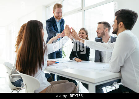 Geschäftsleute, die gemeinsam am Projekt und brainstorming im Büro Stockfoto