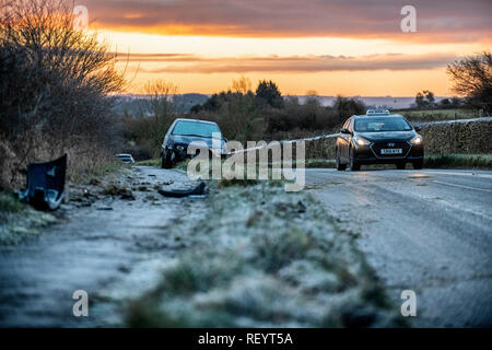 Ein Auto links Nach dem Spinnen auf einem vereisten unbehandelt Straße in der Nähe des Dorfes Colerne in Wiltshire aufgegeben, da die Temperaturen im gesamten Vereinigten Königreich. Stockfoto