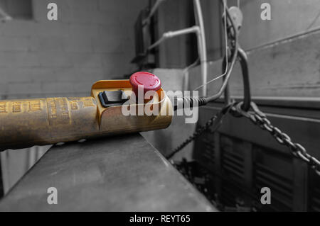 Steuerung für Hallenkran hoist in einer Werkshalle durch selektive Farbkorrektur Stockfoto