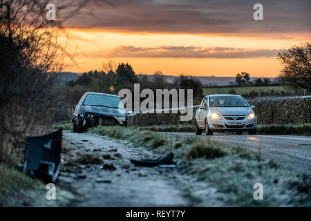Ein Auto links Nach dem Spinnen auf einem vereisten unbehandelt Straße in der Nähe des Dorfes Colerne in Wiltshire aufgegeben, da die Temperaturen im gesamten Vereinigten Königreich. Stockfoto