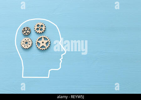 Gehirnstörung von hölzernen Zahnräder in menschlichen Kopf gemacht. Konzept der Alzheimer Krankheit, Gedächtnisverlust, obsessive compulsive, ADHS, Angststörungen Stockfoto