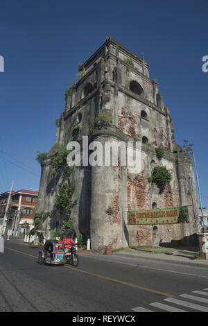 Der Untergang Glockenturm in Laoag, Ilocos Norte, Philippinen Stockfoto