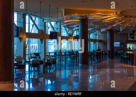 Bar mit Blick auf den Centennial Olympic Park und die Skyline von Atlanta OMNI HOTEL AT CNN Center in der Innenstadt von Atlanta, Georgia. (USA) Stockfoto