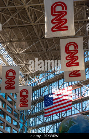 Flaggen im CNN Center, die Welt Hauptsitz von CNN hängend, in der Innenstadt von Atlanta, Georgia, neben der Centennial Olympic Park. (USA) Stockfoto