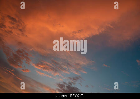 Rosa Wolken bei Sonnenuntergang. Bunte Himmel scape, HF-Tapeten, natürliches Konzept. Kolumbien Stockfoto