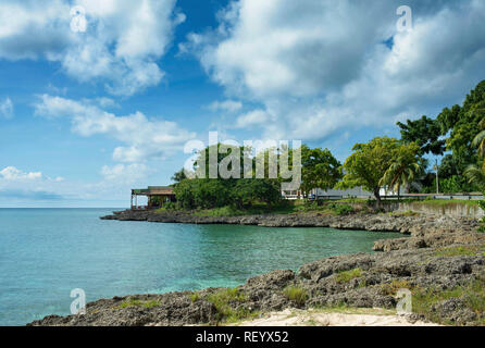 Die malerische felsige Küste der Insel San Andrés, Kolumbien. Foto vor der Schoner Bucht genommen. Okt 2018 Stockfoto