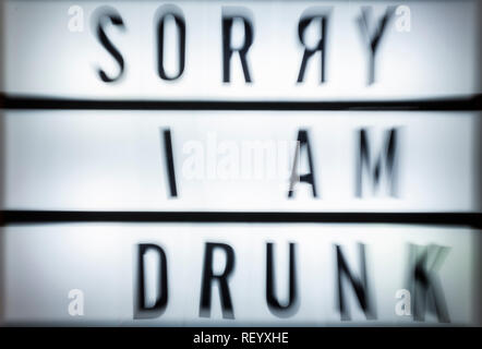 Nachricht es tut mir Leid, dass ich Betrunken auf beleuchteten Board bin. Alkohol Konzept mit Text. Tageslicht durch Fenster. Zimmer Interieur. Schwarze Buchstaben ich Betrunken auf wh Bin Stockfoto