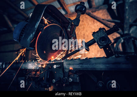 Funken aus der Drehung und Schneiden von Metall durch elektrische Säge Maschine Stockfoto