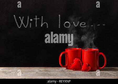 Valentines Tag liebe Konzept mit roten Becher, rote Herzen und Hand gezeichnet Text Stockfoto