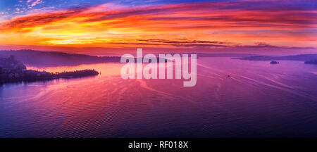 Farbenfrohen Sonnenaufgang über dem pazifischen Ozean Horizont aus Sydney Harbour über dem Ufer des legendären australischen Wasserstraße in Sydney City. Stockfoto