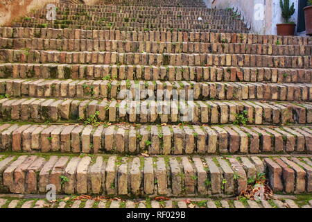 Schritte der alten Ziegelsteine in Trastevere, Rom, Italien. Stockfoto