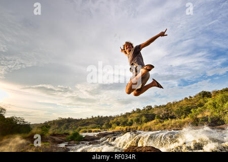 Murchison Falls ist ein Wahrzeichen für die Murshison Falls National Park in Uganda benannt ist. Der Nil fließt durch eine Lücke nur 7 m breit Stockfoto