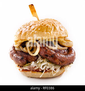 Gegrillte würzige Bratwurst Burger auf einem sesambrötchen mit gebratenen Zwiebel Ringe über einen weißen Hintergrund für Werbung Stockfoto