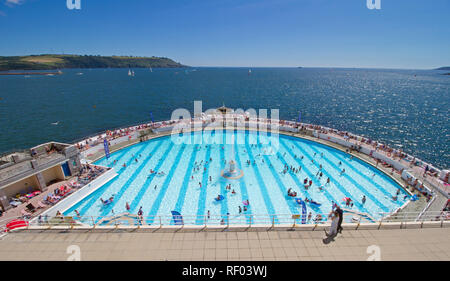 Tinside Lido Pool, Attraktion auf Plymouth Hoe. Von Plymouth Sound umgeben Stockfoto