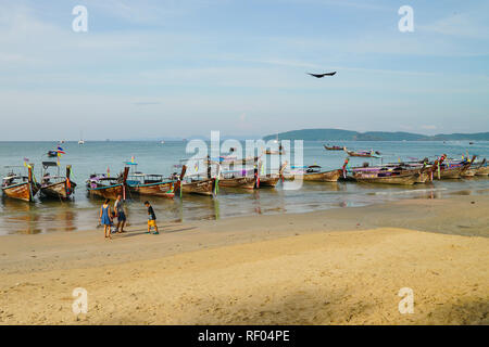 Aonang Beach, Krabi, Thailand, 1. Januar 2019: Morgen Szene mit Long Tail Boote bei schönen Aonang Beach. Stockfoto