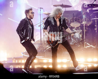 Der amerikanische Sänger, Songwriter und Künstler Adam Lambert (L) führt ein Live Konzert mit der aktiven Mitglieder aus der britischen Band Queen bei den Danish Music festival Jelling Festival 2016. Auf der rechten Seite Queen Gitarrist Brian May. Dänemark, 29/05 2016. Mit Ausnahme von Dänemark. Stockfoto