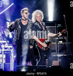 Der amerikanische Sänger, Songwriter und Künstler Adam Lambert (L) führt ein Live Konzert mit der aktiven Mitglieder aus der britischen Band Queen bei den Danish Music festival Jelling Festival 2016. Auf der rechten Seite Queen Gitarrist Brian May. Dänemark, 29/05 2016. Mit Ausnahme von Dänemark. Stockfoto