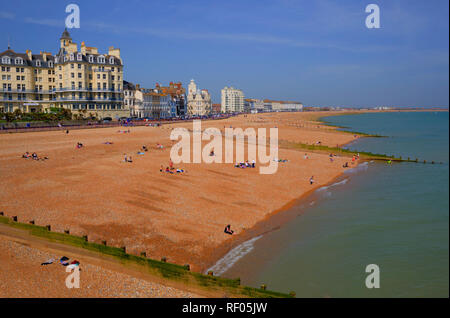 Eastbourne Strand und Strandpromenade mit Hotels in England Großbritannien mit Menschen genießen Sie die Frühlingssonne Stockfoto