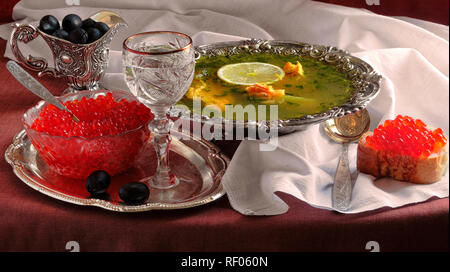 Lachs Suppe mit Oliven-, Zitronen-, roter Kaviar und Wodka Stockfoto