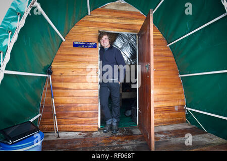 Am 5. Tag der Kilembe Route, Rwenzori Nationalpark, Wanderer erreichen Margherita Camp auf 4485 m, auf dem Mount Stanley, die häufig mit Schnee bedeckt ist. Stockfoto