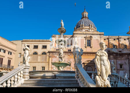 Blick auf Praetorian Brunnen vor der Kirche der Heiligen Katharina. Palermo, Sizilien, Italien Stockfoto