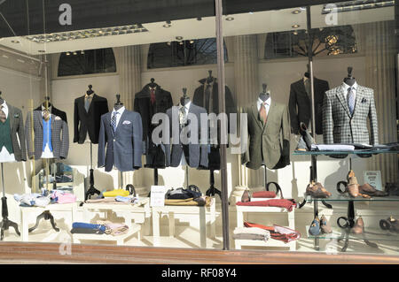 Stilvolle Herrenmode Anzüge und Jacke Kombinationen im Shop Fenster anzuzeigen, London, England, Großbritannien Stockfoto