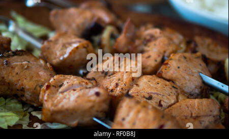 Grill Spieße mit saftigen Fleisch onplate. Shish Kebab aus Schweinefleisch Stockfoto