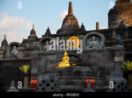 Buddhistische Tempel Brahmavihara-arama mit Statuen Götter. balinesischen Tempel, alte hinduistische Architektur, Bali Architektur, alte Design. Travel Concept. Indonesien Stockfoto
